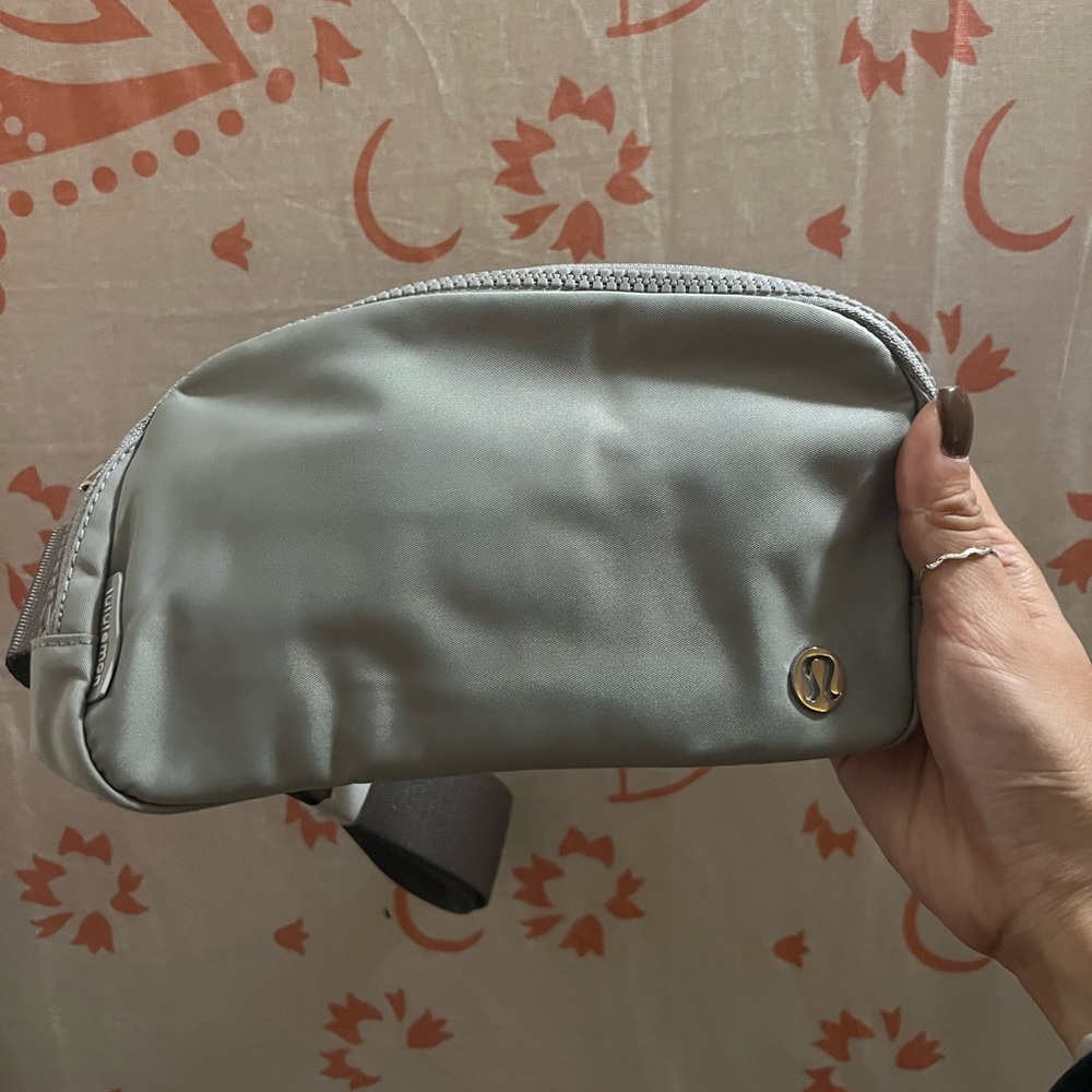 BRAND NEW WITH TAGS! LULULEMON ATHLETICA everywhere belt bag - silver drop, 1 L